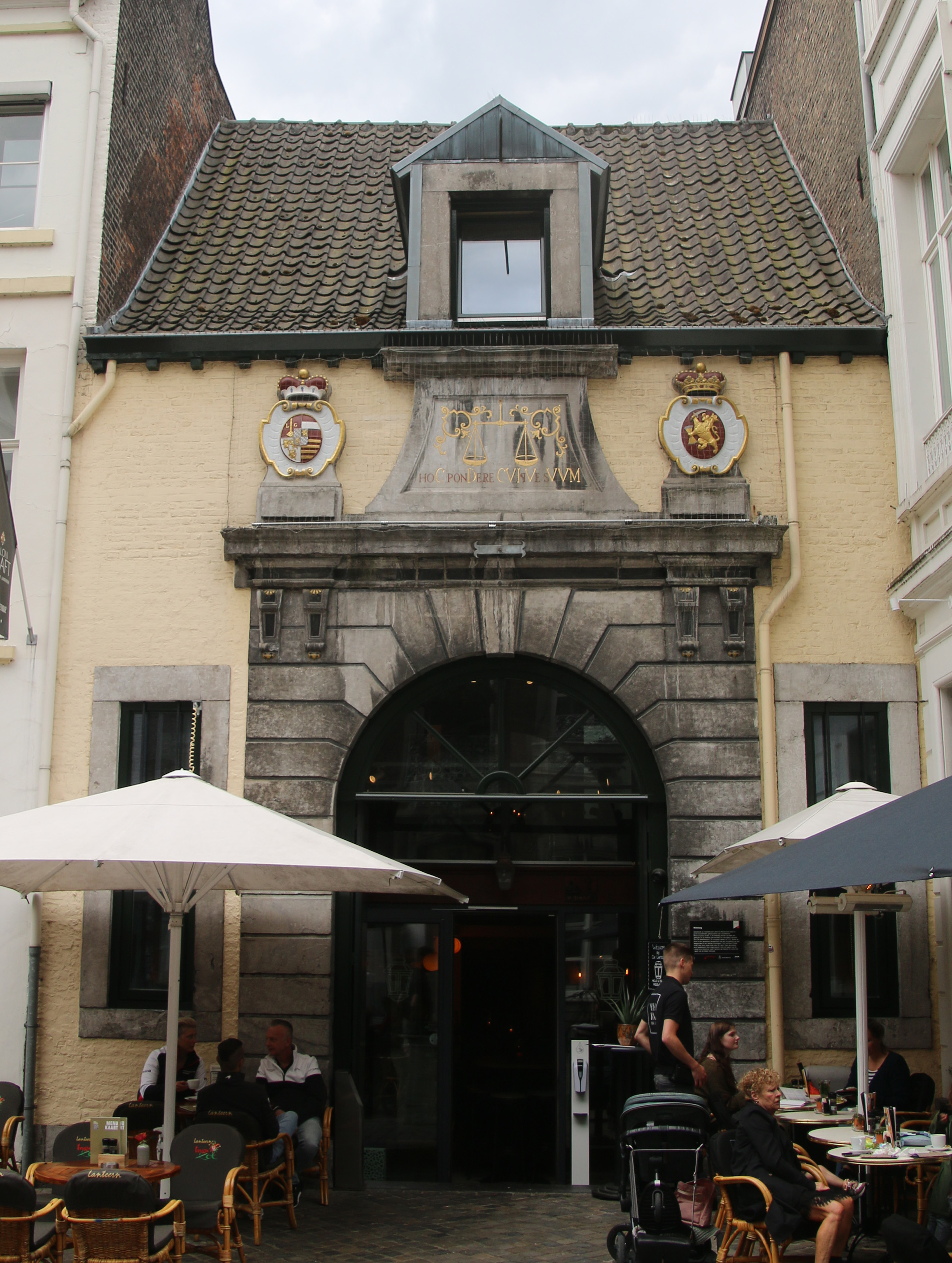 Maastrichtse gevelsteen De wolwaag Onze Lieve Vrouweplein 28 Maastrichtse gevelsteen De wolwaag Onze Lieve Vrouweplein 28